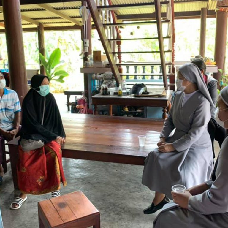 เยี่ยมนักเรียนที่บ้านเกิดอัคคีภัย