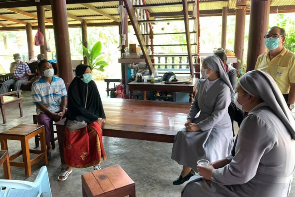 เยี่ยมนักเรียนที่บ้านเกิดอัคคีภัย